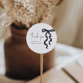 Pegatina Redonda Ella está atando el nudo Black Bow Bridal Shower 