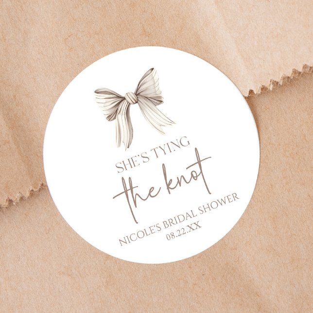 Pegatina Redonda Ella está atando la ducha de novias de piel blanca (Subido por el creador)