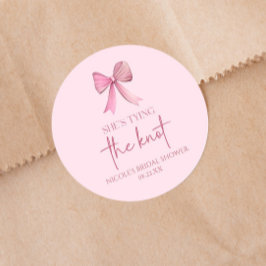 Pegatina Redonda Ella está atando la ducha de novias rosada Knot