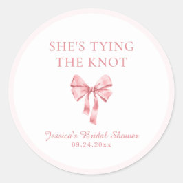 Pegatina Redonda Ella está atando la ducha suave de coqueta rosa su