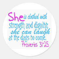 Ella está vestida con fuerza y dignidad