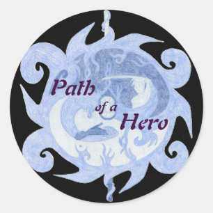 Pegatina Redonda Emblema "Ruta de un héroe" (con título)