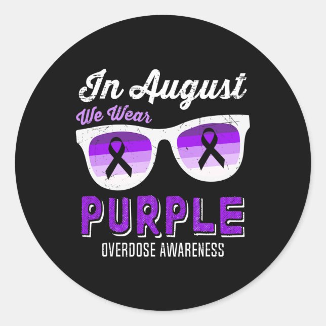 Pegatina Redonda En Agosto Usamos Gafas De Sol Púrpura Conscientes  (Anverso)