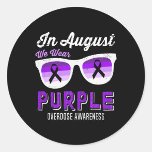 Pegatina Redonda En Agosto Usamos Gafas De Sol Púrpura Conscientes 