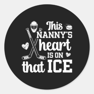 Pegatina Redonda En esa niñera de hockey sobre hielo abuela jugador