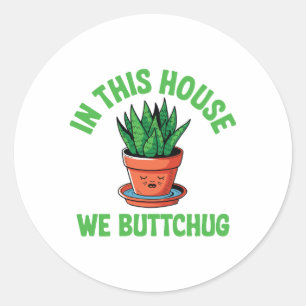 Pegatina Redonda En Esta Casa Regamos desde Abajo – Humor Divertido