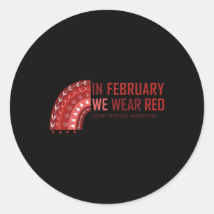 Pegatina Redonda En Febrero Usamos Rojo. Conciencia sobre las enfer