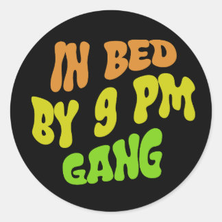 Pegatina Redonda En la cama por la banda de las 9 PM