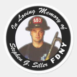Pegatina Redonda En la memoria amorosa de Stephen Siller
