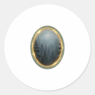 Pegatina Redonda En la niebla — bosque de pinos sombrío