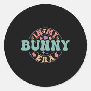 Pegatina Redonda En mi era de conejitos Groovy Feliz Día de Pascua