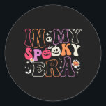 Pegatina Redonda En mi era espantosa, las mujeres fantasmas y diver<br><div class="desc">En mi era espantosa,  mujeres fantasmas y divertidas halloween para los niños</div>