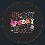 Pegatina Redonda En mi era espantosa, las mujeres fantasmas y diver<br><div class="desc">En mi era espantosa,  mujeres fantasmas y divertidas halloween para los niños</div>