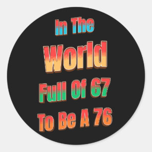 Pegatina Redonda En Un Mundo Lleno de 67 Para Ser Un 76