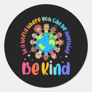 Pegatina Redonda En Un Mundo Sé Amable Niños Positivos Eligen Amabi
