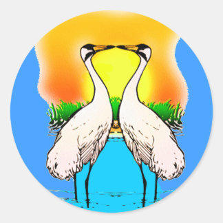 Pegatina Redonda Enamorándose de las grullas