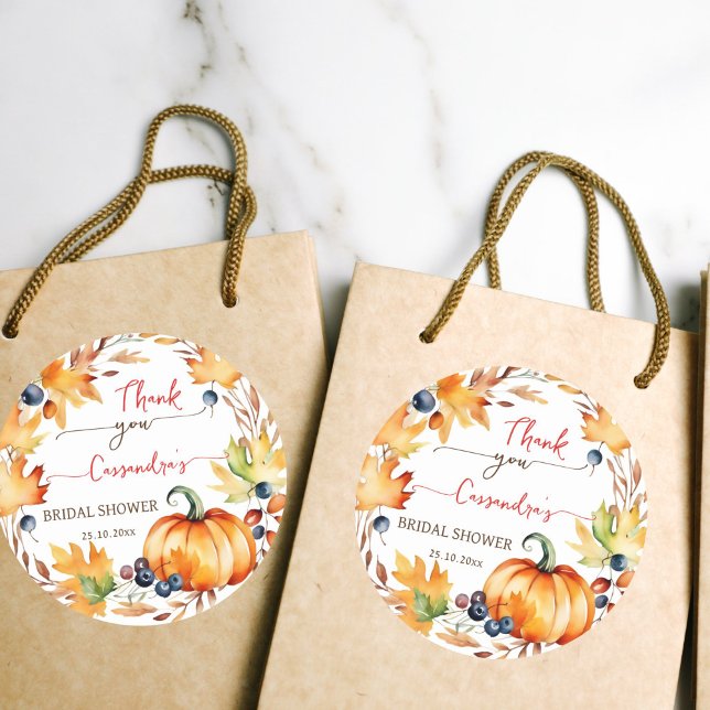 Pegatina Redonda Enamorarse de las hojas de calabaza corona ducha d (Fall in love bridal shower favor gift thank you stickers pumpkin autumn leaves berry wreath stickers)