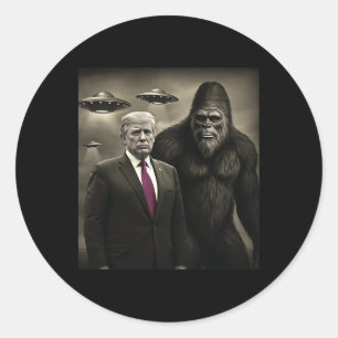 Pegatina Redonda Encuentro divertido de Trump con Bigfoot Ovni Alie