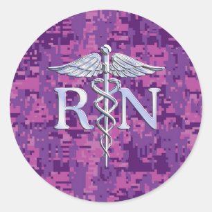 Pegatina Redonda Enfermera inscrita RN Silver Caduceus en Camo Rosa
