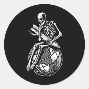 Pegatina Redonda Entorno ambiental Skeleton Sitting Earth Day