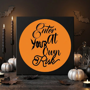 Pegatina Redonda Entra Bajo Tu Propio Riesgo Fiesta de Halloween Di