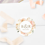 Pegatina Redonda Envoltura/Favor de Boda de color rosa, Rubor y oro<br><div class="desc">Elegante sello para sobres boda monogramado o favorece al pegatina con una preciosa acuarela florida en una hermosa mezcla de melocotón, naranja, rosa rubor, crema y champán. Centrar en blanco con iniciales y segunda línea de texto en tonos dorados. Dos opciones de tamaño y varias opciones de forma entre las...</div>
