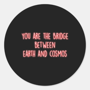Pegatina Redonda Eres el puente entre la tierra y el cosmos Mindfu