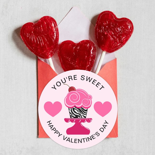 Pegatina Redonda Eres un dulce pastel de San Valentín (You're sweet Valentine's Day or any other love-related baking sticker design.)