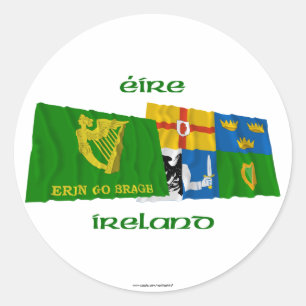 Pegatina Redonda Erin va Bragh y las banderas que agitan de la