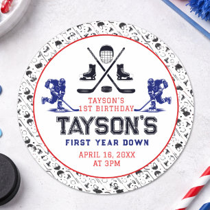 Pegatina Redonda Es el primer Fiesta de cumpleaños de hockey sobre 