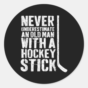 Pegatina Redonda Es Gracioso Nunca Subestimar A Un Viejo Con Hockey