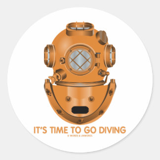 Pegatina Redonda Es hora de bucear (casco de buceo en aguas profund