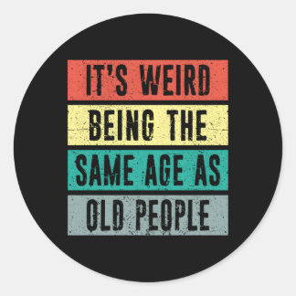 Pegatina Redonda Es Raro Ser De La Misma Edad Que El Caso De La Vej