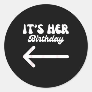 Pegatina Redonda Es su cumpleaños (punta de flecha) humorístico div