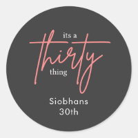 es un elegante de 30 años de 30 de estatura