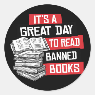 Pegatina Redonda Es un gran día leer libros prohibidos