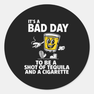 Pegatina Redonda Es Un Malo Día Ser Un Disparo De Tequila Y Un Ciga