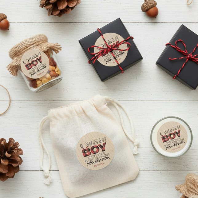 Pegatina Redonda ¡Es un niño! Baby Shower Rústico de Plaid Leñador (Subido por el creador)