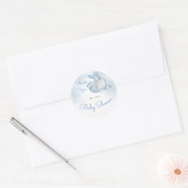 Pegatina Redonda Es un niño elefante bebé ducha azul