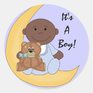 Pegatina Redonda Es un niño - Personalizado de bebé de piel oscura