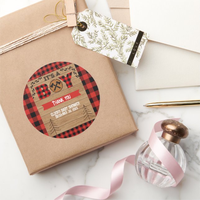 Pegatina Redonda Es un niño Rustic Wood Plaid Baby Shower (Regalar)