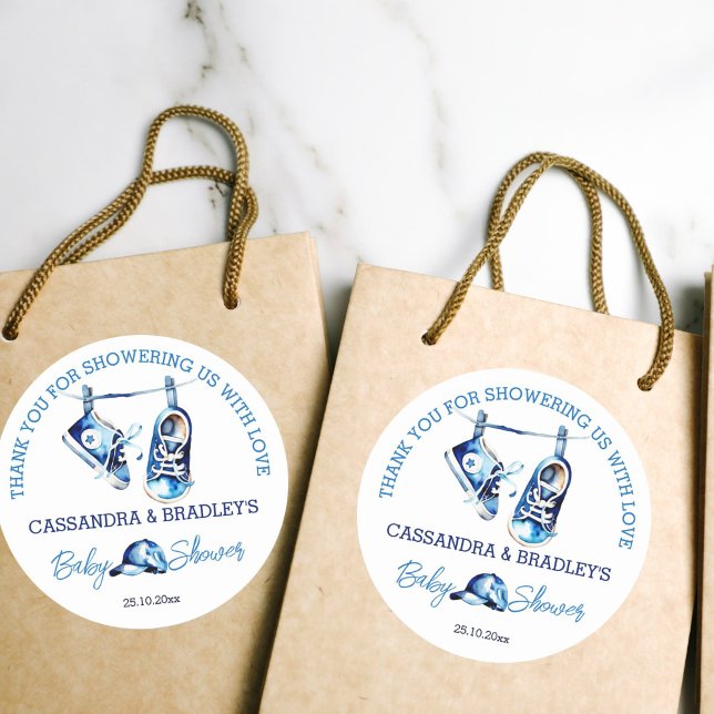 Pegatina Redonda Es un niño zapatos azules de bebé gracias favor (It's a boy baby shower thank you favor gift stickers blue baby shoes sneakers on a line sports cap)