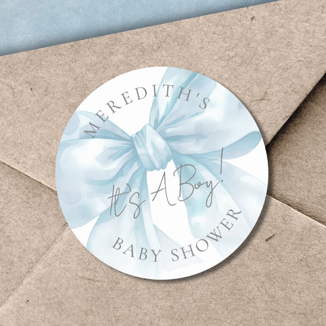 Pegatina Redonda Es una fiesta de bebé de lazo azul ¡Es un niño! (It's A Boy Blue Bow Baby Shower Classic Round Sticker)
