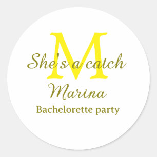 Pegatina Redonda Es una fiesta de soltera con monograma amarillo