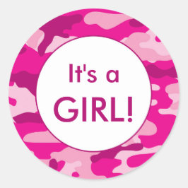 Pegatina Redonda Es una invitación de camo rosa CHICA favorece a lo