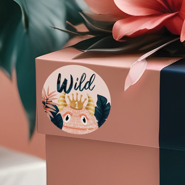 Pegatina Redonda Es una salvaje monstrua rosada y jungla tropical (She's a Wild One Pink Monster & Tropical Jungle Classic Round Sticker)
