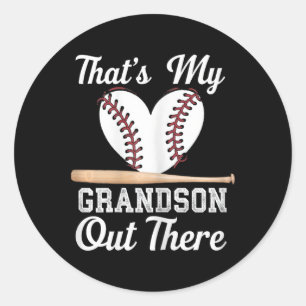 Pegatina Redonda Esa es mi nieto ahí fuera, abuela de béisbol.