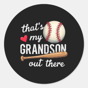 Pegatina Redonda Esa es mi nieto ahí fuera, abuela de béisbol.