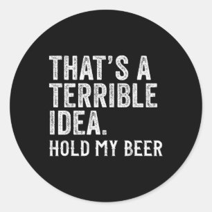Pegatina Redonda Esa es una terrible idea, sostén mi cerveza divert