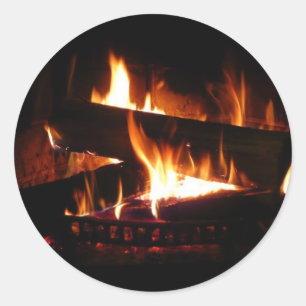 Pegatina Redonda Escena de invierno cálido con chimenea para fotogr